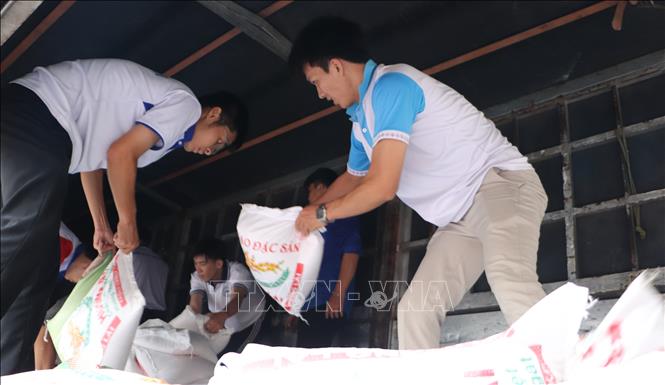 Đoàn viên, thanh niên hỗ trợ sắp xếp hàng hóa để vận chuyển ra vùng lũ. Ảnh: Hồng Thái - TTXVN