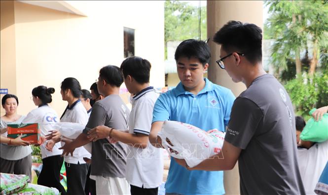 Đoàn viên, thanh niên hỗ trợ sắp xếp hàng hóa để vận chuyển ra vùng lũ. Ảnh: Hồng Thái - TTXVN