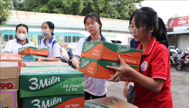 Đoàn viên, thanh niên hỗ trợ sắp xếp hàng hóa để vận chuyển ra vùng lũ. Ảnh: Hồng Thái - TTXVN