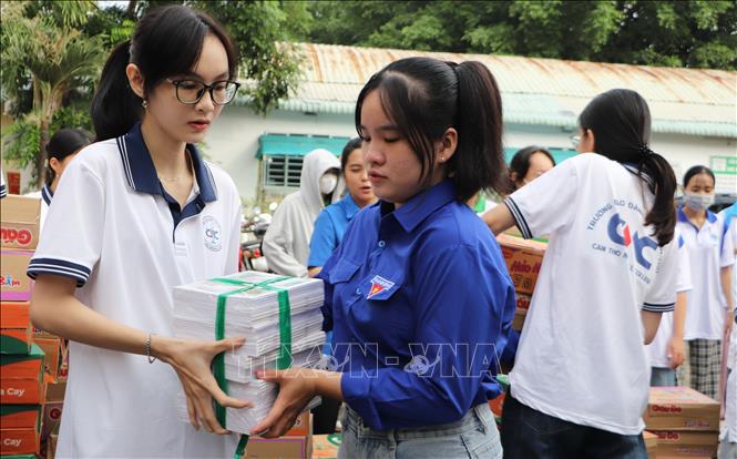 Nhiều phần tập vở giúp học sinh vùng lũ sớm ổn định việc học. Ảnh: Hồng Thái - TTXVN