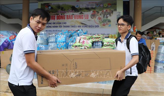 Máy lọc nước hỗ trợ cho các điểm trường bị ảnh hưởng bởi lũ lụt. Ảnh: Hồng Thái - TTXVN