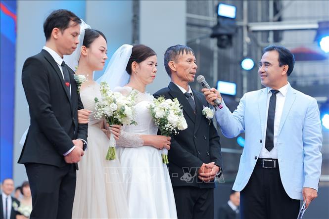 Cặp đôi chia sẻ cảm xúc tại sự kiện. Ảnh: Lê Đông - TTXVN