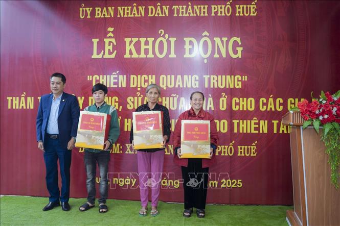 Trao quà hỗ trợ các hộ dân bị ảnh hưởng bởi thiên tai. Ảnh: Mai Trang - TTXVN 