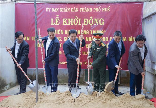 Nghi thức khởi công xây dựng, sửa chữa nhà ở cho người dân. Ảnh: Mai Trang - TTXVN 