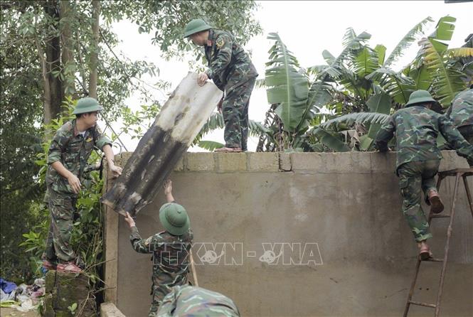 Lực lượng bộ đội ra quân giúp dân xây dựng và sửa chữa nhà cửa bị ảnh hưởng bởi mưa lũ tại xã Lộc An. Ảnh: Mai Trang - TTXVN 