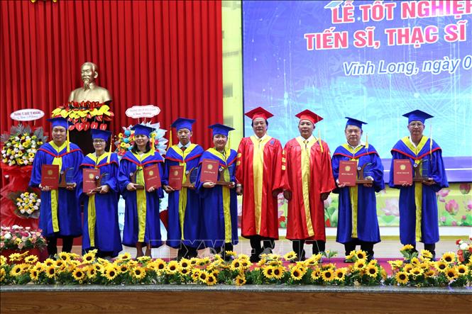 Trao bằng thạc sĩ cho học viên. Ảnh: Thanh Hòa-TTXVN