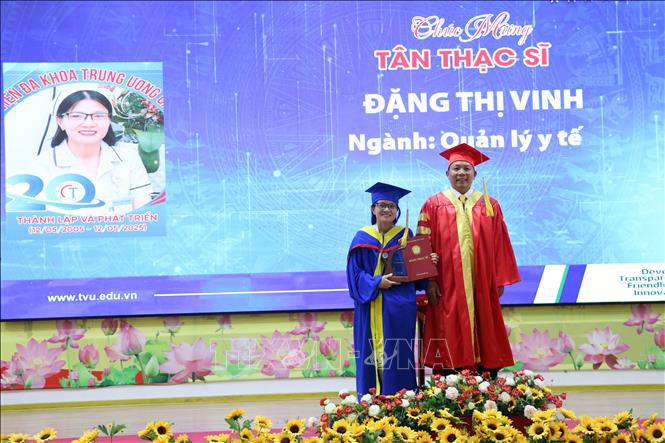 Phó Giáo sư, Tiến sĩ Nguyễn Minh Hòa, Hiệu trưởng Trường Đại học Trà Vinh trao bằng thạc sĩ cho học viên. Ảnh: Thanh Hòa-TTXVN