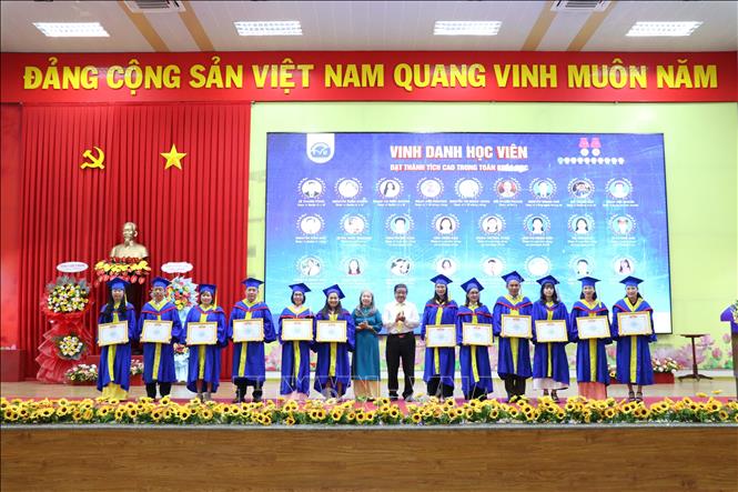 Vinh danh cá tân thạc sĩ đạt thành tích xuất sắc trong học tập. Ảnh: Thanh Hòa-TTXVN