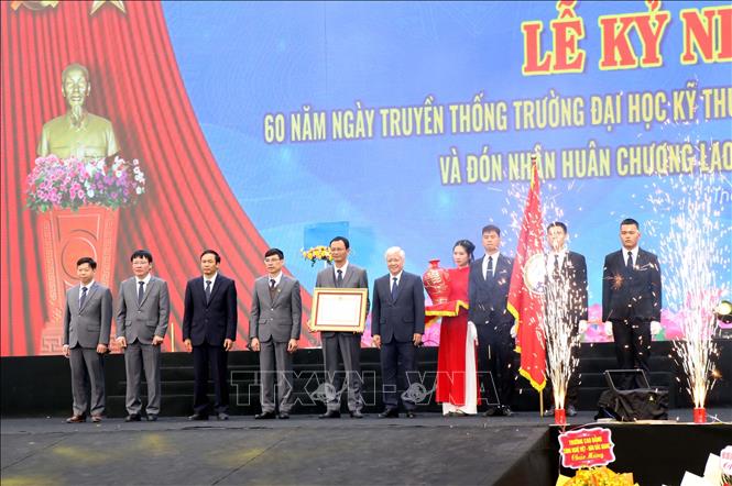 Phó Chủ tịch Quốc hội Đỗ Văn Chiến trao Huân chương Lao động hạng Nhì cho Trường Đại học Kỹ thuật Công nghiệp Thái Nguyên. Ảnh: Trần Trang-TTXVN