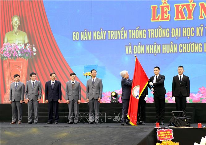 Phó Chủ tịch Quốc hội Đỗ Văn Chiến trao Huân chương Lao động hạng Nhì cho Trường Đại học Kỹ thuật Công nghiệp Thái Nguyên. Ảnh: Trần Trang-TTXVN