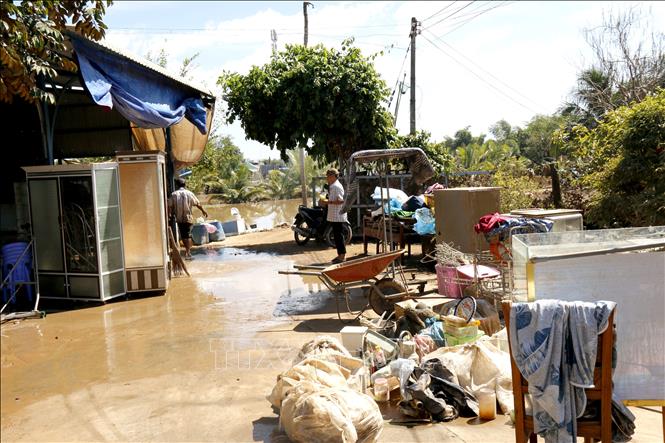 Nhiều vật dụng bị hư hỏng được người dân dọn dẹp ra bên ngoài ngôi nhà tại phường Hàm Thắng (Lâm Đồng). Ảnh: Nguyễn Thanh - TTXVN