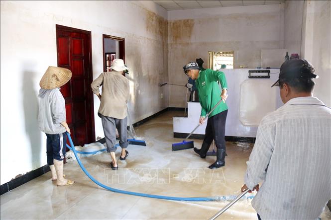 Đội tình nguyện viên đến từ tỉnh Đồng Nai hỗ trợ người dân phường Hàm Thắng (Lâm Đồng) dọn dẹp nhà cửa sau lũ. Ảnh: Nguyễn Thanh - TTXVN