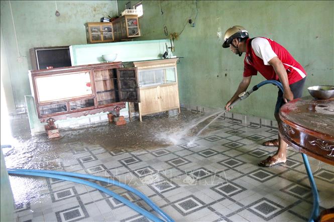 Người dân phường Hàm Thắng (Lâm Đồng) dọn dẹp nhà cửa sau lũ. Ảnh: Nguyễn Thanh - TTXVN