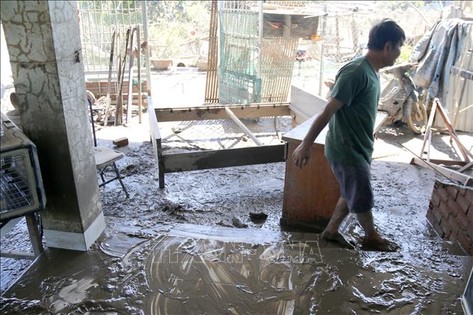 Người dân phường Hàm Thắng (Lâm Đồng) dọn dẹp nhà cửa sau lũ. Ảnh: Nguyễn Thanh - TTXVN