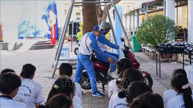 Cán bộ Trung tâm Lái xe an toàn (Công ty Honda Việt Nam) hướng dẫn kỹ năng lái xe an toàn cho học sinh trung học phổ thông. Ảnh: Minh Phú - TTXVN 