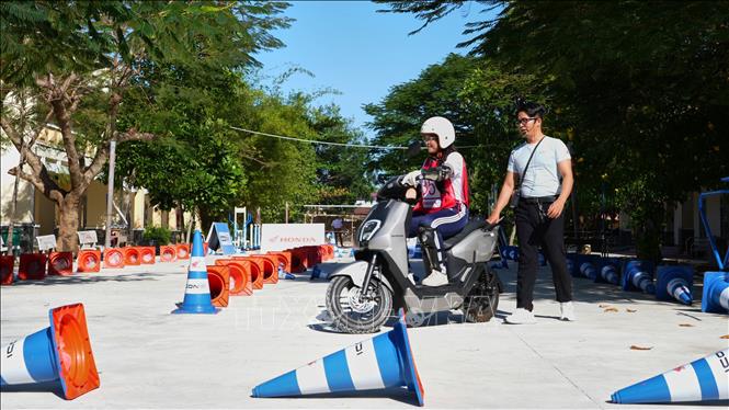 Học sinh Trường THPT Lê Quý Đôn tham gia thực hành mô phỏng tình huống giao thông. Ảnh: Minh Phú – TTXVN