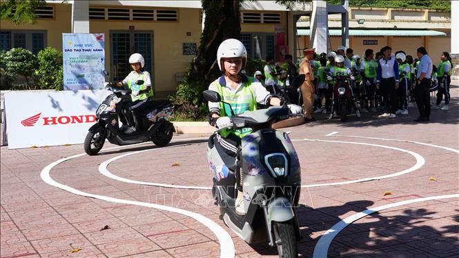 Học sinh Trường THPT Lê Quý Đôn tham gia thực hành sát hạch kỹ năng điều khiển xe máy điện. Ảnh: Minh Phú – TTXVN