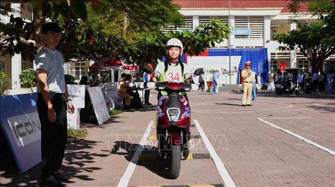 Học sinh Trường THPT Lê Quý Đôn thực hành mô phỏng tình huống giao thông Ảnh: Minh Phú – TTXVN