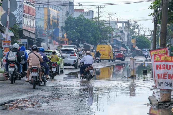 Đường Lê Hồng Phong (Quốc lộ 91) đoạn qua địa bàn phường Bình Thủy đã hư hỏng, xuống cấp nghiêm trọng. Ảnh: Thanh Liêm - TTXVN