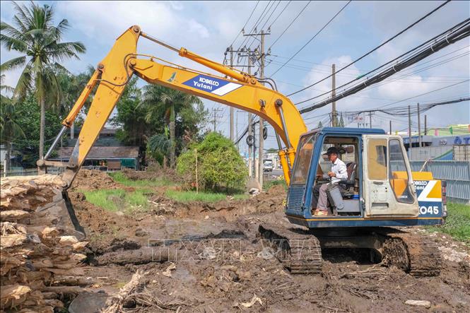 Thi công mở rộng Quốc lộ 91 đoạn qua địa bàn phường Bình Thủy, gần ngã ba đường Lê Hồng Phong - Huỳnh Phan Hộ. Ảnh: Thanh Liêm - TTTXVN