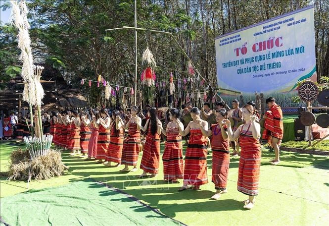 Các nghệ nhân Làng Du lịch cộng đồng Đăk Răng, xã Dục Nông, tỉnh Quảng Ngãi tái hiện Lễ mừng lúa mới của dân tộc Giẻ Triêng. Ảnh: Dư Toán - TTXVN