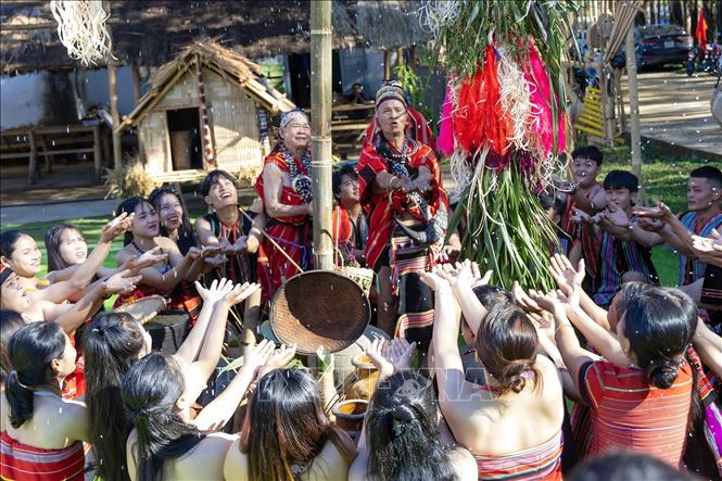 Các nghệ nhân Làng Du lịch cộng đồng Đăk Răng, xã Dục Nông, tỉnh Quảng Ngãi tái hiện Lễ mừng lúa mới của dân tộc Giẻ Triêng. Ảnh: Dư Toán - TTXVN