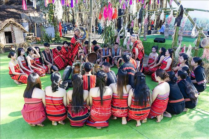 Các nghệ nhân Làng Du lịch cộng đồng Đăk Răng, xã Dục Nông, tỉnh Quảng Ngãi tái hiện Lễ mừng lúa mới của dân tộc Giẻ Triêng. Ảnh: Dư Toán - TTXVN