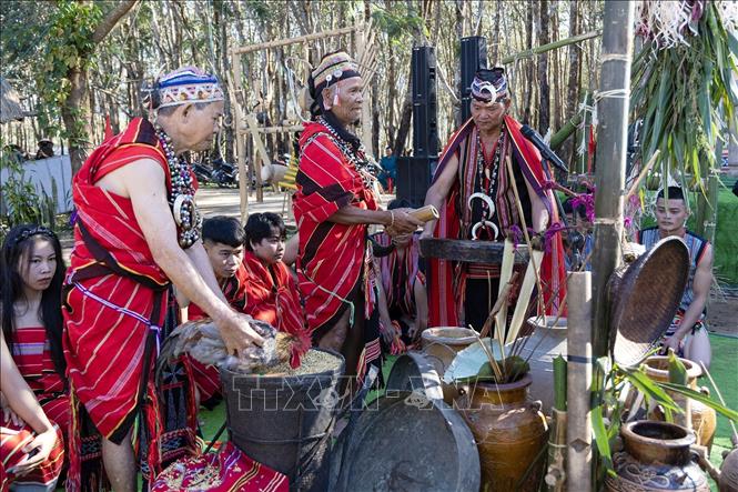 Các nghệ nhân Làng Du lịch cộng đồng Đăk Răng, xã Dục Nông, tỉnh Quảng Ngãi tái hiện Lễ mừng lúa mới của dân tộc Giẻ Triêng. Ảnh: Dư Toán - TTXVN