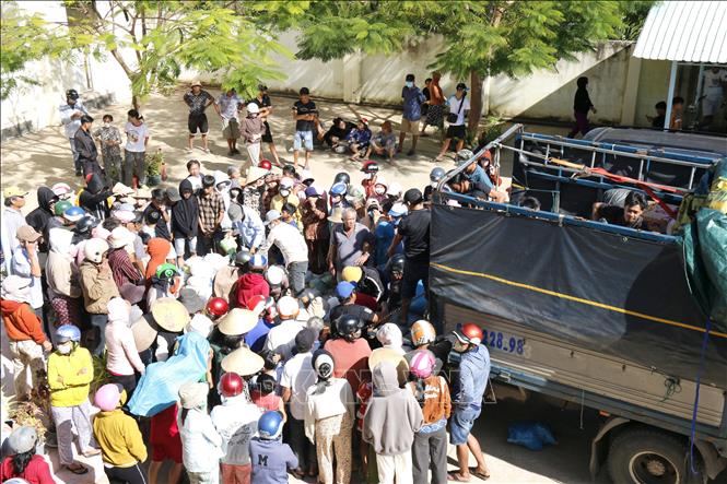 Nhà hảo tâm đến từ khu vực Phú Yên hỗ trợ nhu yếu phẩm cho người dân phường Hàm Thắng (Lâm Đồng) bị thiệt hại nặng do mưa lũ. Ảnh: Nguyễn Thanh - TTXVN