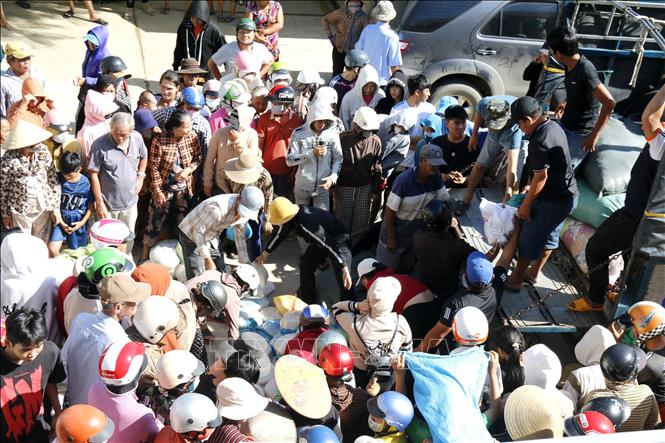 Nhà hảo tâm đến từ khu vực Phú Yên hỗ trợ nhu yếu phẩm cho người dân phường Hàm Thắng (Lâm Đồng) bị thiệt hại nặng do mưa lũ. Ảnh: Nguyễn Thanh - TTXVN