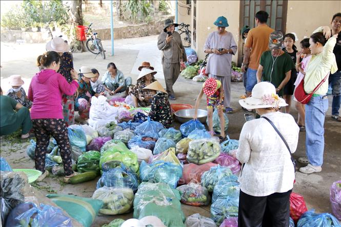 Nhà hảo tâm đến từ khu vực Bình Phước lập bếp dã chiến hỗ trợ thức ăn cho người dân phường Hàm Thắng (Lâm Đồng) bị thiệt hại nặng do mưa lũ. Ảnh: Nguyễn Thanh - TTXVN