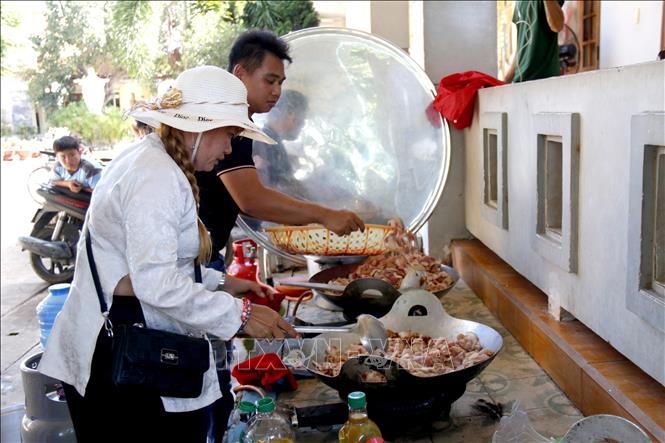 Nhà hảo tâm đến từ khu vực Bình Phước lập bếp dã chiến hỗ trợ thức ăn cho người dân phường Hàm Thắng (Lâm Đồng) bị thiệt hại nặng do mưa lũ. Ảnh: Nguyễn Thanh - TTXVN