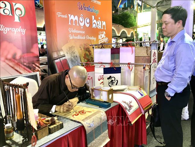 Không gian văn hóa tại Tiểu đảo khu vực chợ Bến Thành, phường Bến Thành thu hút khách du lịch. Ảnh: Mỹ Phương – TTXVN