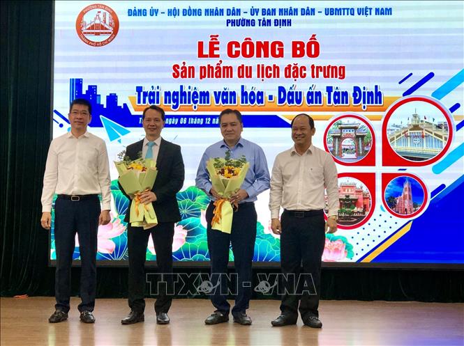 UBND Phường Tân Định và Công ty Lữ hành Vietluxtour công bố sản phẩm tour mới. Ảnh: Mỹ Phương – TTXVN