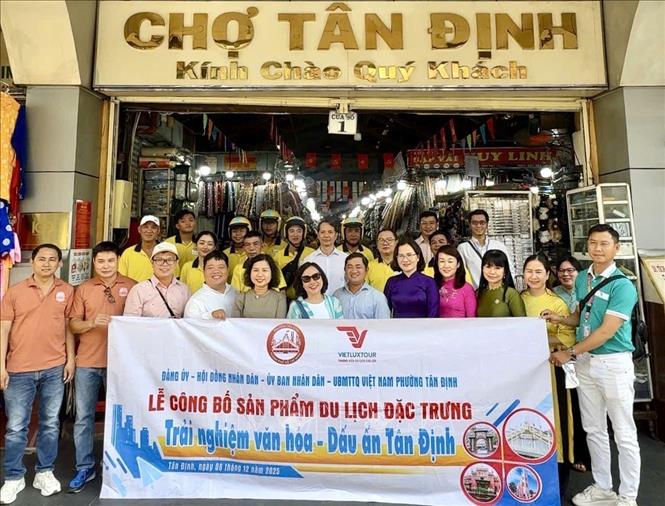 Đoàn du khách tham gia tour “Trải nghiệm văn hóa – Dấu ấn Tân  Định” tại Phường Tân Định. Ảnh: Mỹ Phương – TTXVN