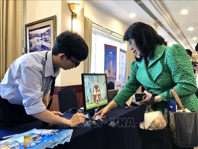 Doanh nghiệp du lịch giới thiệu sản phẩm, dịch vụ ứng dụng công nghệ tại sự kiện kết nối phát triển du lịch giai đoạn 2025-2030. Ảnh: Mỹ Phương – TTXVN