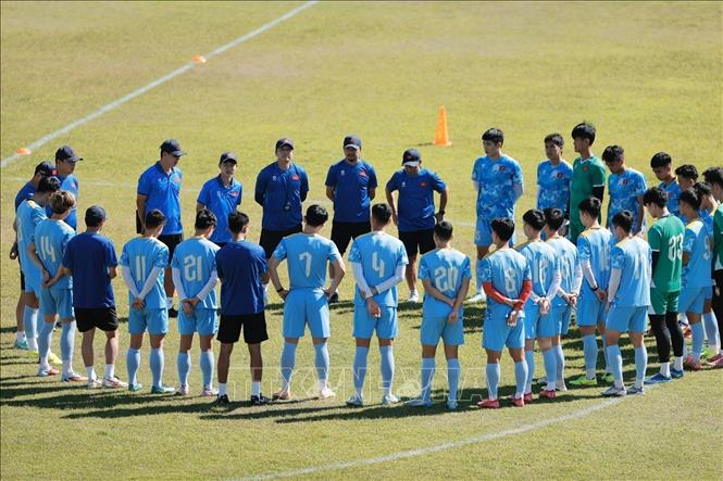 Ban Huấn luyện với các cầu thủ trước buổi tập. Ảnh: Minh Quyết - PV TTXVN tại Thái Lan
