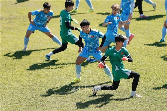 Các cầu thủ U22 Việt Nam khởi động trước buổi tập. Ảnh: Minh Quyết - PV TTXVN tại Thái Lan