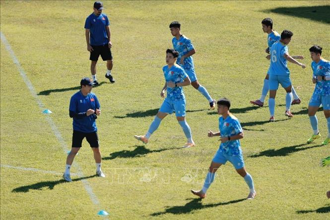 Các cầu thủ U22 Việt Nam khởi động trước buổi tập. Ảnh: Minh Quyết - PV TTXVN tại Thái Lan