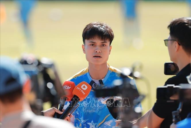 Tiền vệ Phạm Minh Phúc có những chia sẻ về trạng thái của đội và sự chuẩn bị cho trận đấu kế tiếp. Ảnh: Minh Quyết - PV TTXVN tại Thái Lan