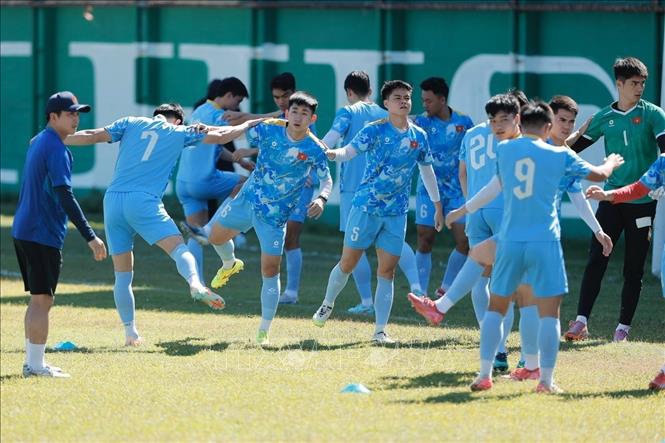 Các cầu thủ U22 Việt Nam khởi động trước buổi tập. Ảnh: Minh Quyết - PV TTXVN tại Thái Lan