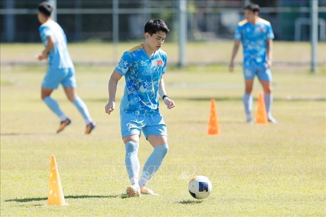 Dưới thời tiết nắng gắt tại Bangkok, buổi tập vẫn diễn ra với cường độ cao theo yêu cầu của ban huấn luyện. Ảnh: Minh Quyết - PV TTXVN tại Thái Lan