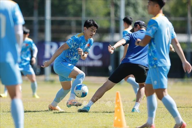 Trợ lý HLV hỗ trợ các cầu thủ bài tập trên sân ngày 6/12. Ảnh: Minh Quyết - PV TTXVN tại Thái Lan