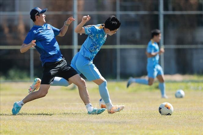 Trợ lý HLV hỗ trợ các cầu thủ bài tập trên sân ngày 6/12. Ảnh: Minh Quyết - PV TTXVN tại Thái Lan