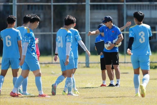 HLV trưởng đội tuyển U22 Việt Nam Kim Sang Sik hướng dẫn các bài tập kỹ thuật trong buổi tập ngày 6/12. Ảnh: Minh Quyết - PV TTXVN tại Thái Lan