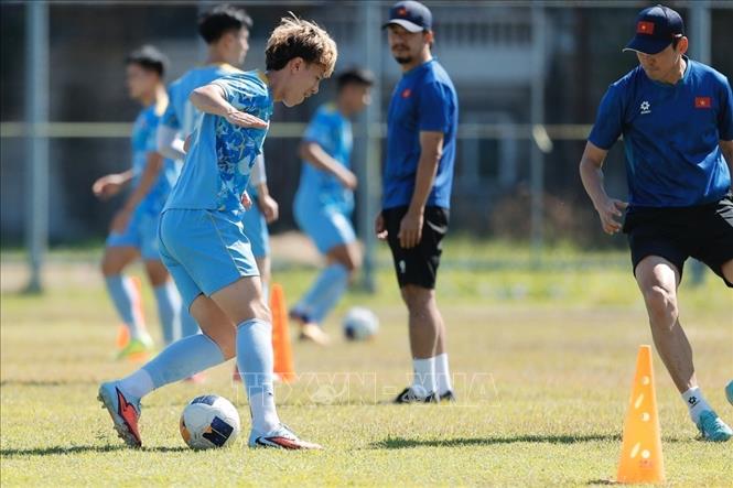 Trợ lý HLV hỗ trợ các cầu thủ bài tập trên sân ngày 6/12. Ảnh: Minh Quyết - PV TTXVN tại Thái Lan