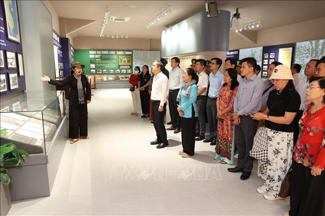 Các đại biểu tham quan nhà trưng bày kỷ vật tại Khu di tích Quốc gia đặc biệt Căn cứ Trung ương Cục miền Nam. Ảnh: Thanh Tân - TTXVN
