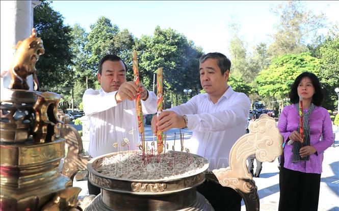 Đồng chí Ngô Đông Hải, Phó Trưởng Ban Tuyên giáo và Dân vận Trung ương (đứng giữa) cùng các đại biểu thắp hương tri ân các anh hùng liệt sĩ tại Nghĩa trang liệt sĩ Đồi 82. Ảnh: Thanh Tân - TTXVN