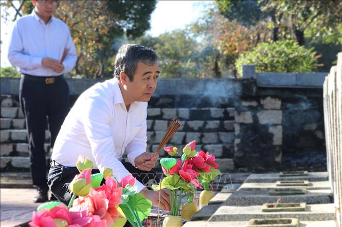 Đồng chí Ngô Đông Hải, Phó Trưởng Ban Tuyên giáo và Dân vận Trung ương thắp hương tại phần mộ các anh hùng liệt sĩ ở Nghĩa trang liệt sĩ Đồi 82. Ảnh: Thanh Tân - TTXVN