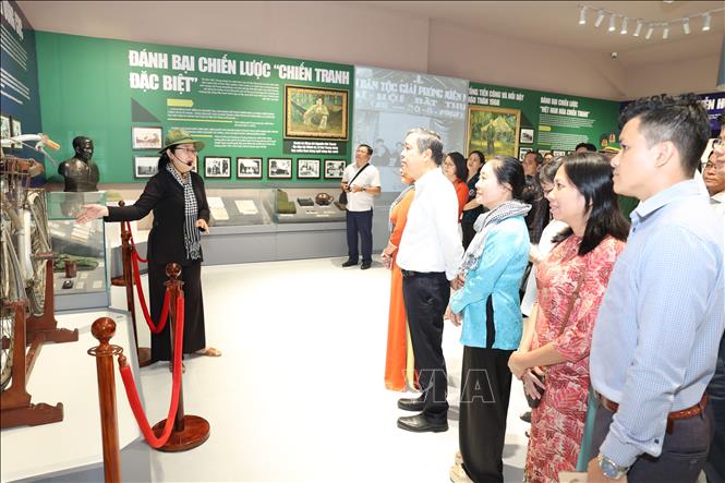 Các đại biểu tham quan nhà trưng bày kỷ vật tại Khu di tích Quốc gia đặc biệt Căn cứ Trung ương Cục miền Nam. Ảnh: Thanh Tân - TTXVN
